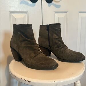 Born Suade Ankle Boots Women’s Size 8 Grayish Olive Brown- Excellent Condition